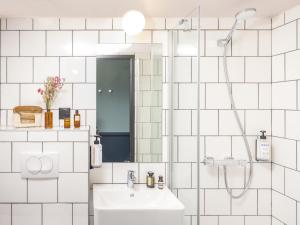 蒙彼利埃Eklo Montpellier Centre Gare的白色的浴室设有水槽和淋浴。