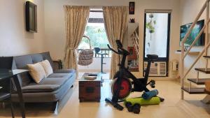 阿伯来Susegad Suites Goa Apartments & Villas Riviera Hermitage Arpora的带沙发和真空的客厅
