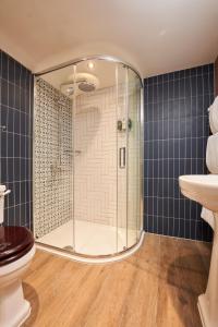波思利文海港旅馆的带淋浴、卫生间和盥洗盆的浴室