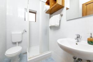 多布林吉Lorenzo in Klanice (Haus 2 für 6 Personen)的白色的浴室设有卫生间和水槽。