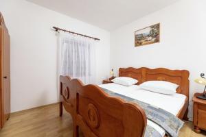 多布林吉Lorenzo in Klanice (Haus 2 für 6 Personen)的一间卧室设有一张木床和一个窗户。