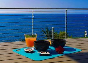 滨海圣洛伦佐Bellavista的盘子,盘子上放着两个碗和一杯橙汁