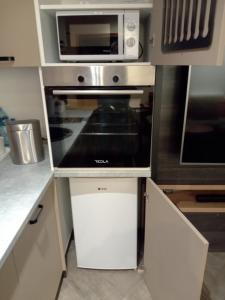 瓦列沃Stan na dan Sale 014的厨房配有微波炉和炉灶。