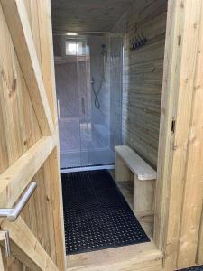 Westbury on SevernRivers View Holidays的木制浴室设有玻璃门和淋浴