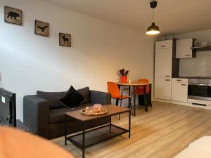 鹿特丹Recharge Hostel的客厅配有沙发和桌子