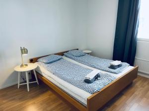 埃斯波Kalastajankuja Apartment的一间卧室配有一张床和一张带台灯的桌子