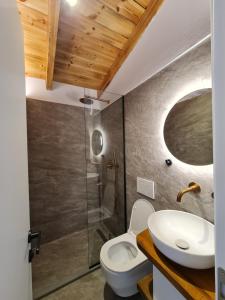 培拉特N'Gorice的浴室配有白色卫生间和盥洗盆。