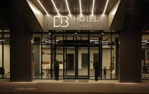 弗罗茨瓦夫DB Hotel Wrocław的带有读取酒店标志的建筑