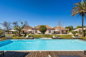 塔维拉Quinta de Santa Margarida - Charm Country House的房屋前的游泳池