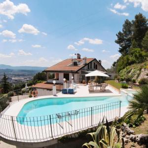 特尔尼Villa Monica, barbecue, spa, piscina的一座带游泳池和房子的别墅