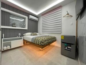 圣地亚哥洛斯卡巴Alegria Hostal的一间卧室配有一张床和一个水槽