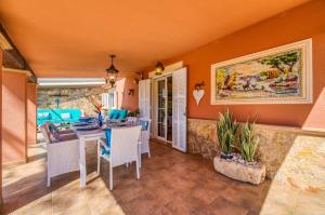 印加Ideal Property Mallorca - Can Caragol Inca的一间带桌椅的用餐室