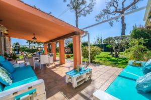 印加Ideal Property Mallorca - Can Caragol Inca的一个带蓝色沙发和桌子的庭院