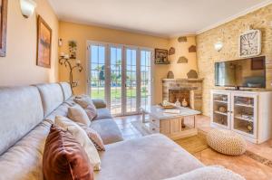 印加Ideal Property Mallorca - Can Caragol Inca的带沙发和壁炉的客厅