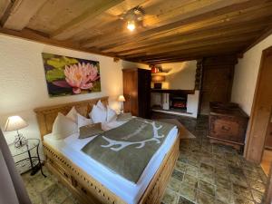 巴特维塞Alpen Suite Tegernsee - große Sonnenterasse und idyllischer Garten的一间卧室,卧室内配有一张大床