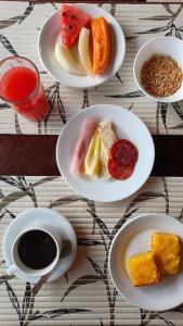 博伊图瓦Hotel Boituva Inn - Your Hotel的餐桌,盘子,咖啡