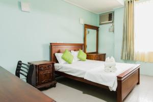 New BazaarAsian Residencies - Grandpass的一间卧室配有一张床、一张桌子和一面镜子