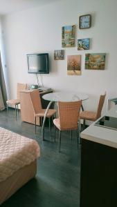 阳光海滩Sunny Beach Studio in Apartcomplex Solmarine的配有桌椅和电视的客房