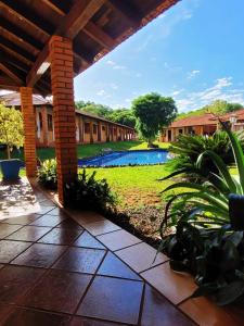 圣米格尔-达斯米松伊斯Pousada das Missoes的享有带游泳池的庭院景致