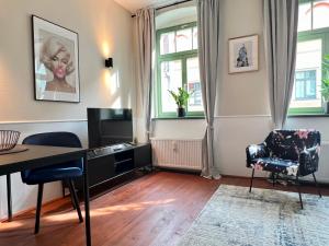 皮尔纳Hip & Minimalist - Stadt Apartments am Malerweg的客厅配有桌子和椅子