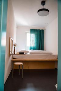 库尔Bogentrakt的一间卧室配有一张带桌子和椅子的床
