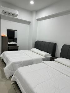 实兆远Manjung Vermogen Stay-Wi-Fi+KTV(Near Aeon)的带两张床和镜子的客房