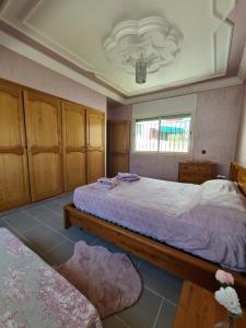 拉巴特Dar Babou的一间卧室设有两张床和窗户。