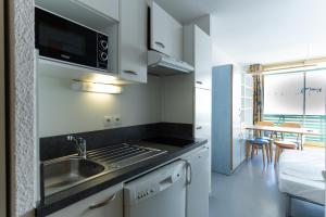 阿拉纽埃皮奥安戈利阿祖和瓦公寓的厨房配有水槽和微波炉