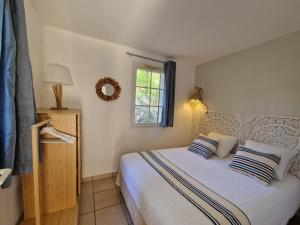比斯卡罗斯Appartements au coeur du golf, proche du lac et vélodyssée的一间卧室配有一张带蓝色和白色枕头的床