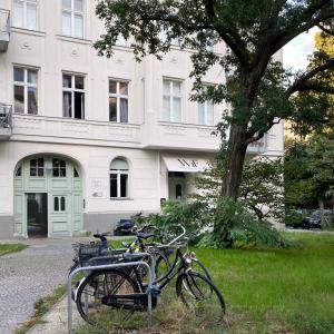 柏林Wil7 Boutique Hotel的两辆自行车停在大楼前的树旁