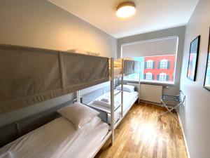 雷克雅未克Day Dream Apartments Laugavegur 139的带镜子的客房内的两张双层床