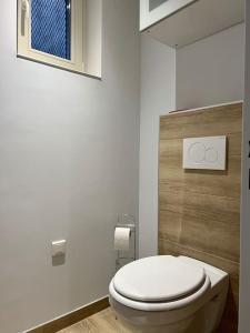 凯泽贝尔Studio cosy Kaysersberg centre的一间位于客房内的白色卫生间的浴室