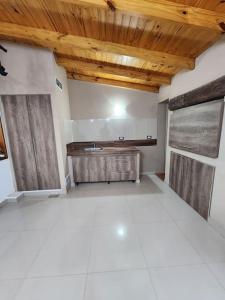 别德马Alquilo Casa Luminosa y Amplia en Viedma的一个带水槽和木制天花板的厨房