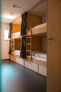 库尔Bogentrakt的带两张双层床和一扇门的房间