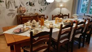 盖布维莱尔La maison de Lili的餐桌上配有白色桌布