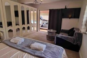 佩恩顿3 Bedroom Bungalow with great Sea Views, Private Hot Tub & Gardens的一间卧室设有一张床和一间客厅。