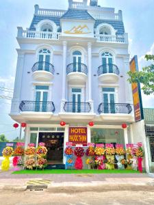 永隆Hotel Phước Thịnh的前面有花店的建筑