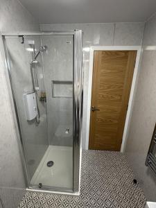 奥克尼Royal Oak Guesthouse的浴室里设有玻璃门淋浴