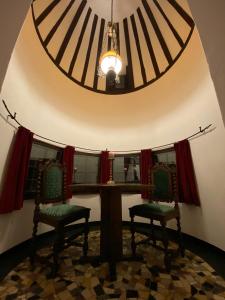 海姆巴赫Burg Zimmer auf ca. 70 m²的一间设有两把椅子和一张带镜子的桌子的房间