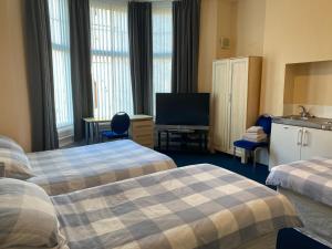 南希尔兹阿索尔宾馆的酒店客房设有两张床和一台平面电视。