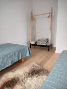 RødovreNy bolig i grønne omgivelser.的一间卧室配有一张床,铺有木地板。