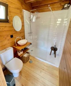 丰沙尔Mountain Eco Shelter 8的浴室配有白色卫生间和淋浴。
