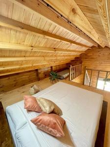 丰沙尔Mountain Eco Shelter 8的一间设有两张枕头的床的客房