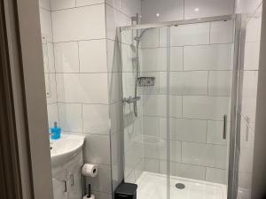 南希尔兹阿索尔宾馆的带淋浴和盥洗盆的白色浴室