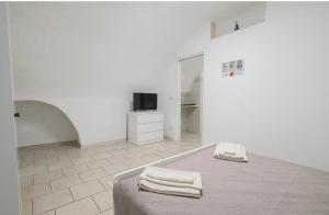 巴里La casa di mammina的白色客房,配有带毛巾的床