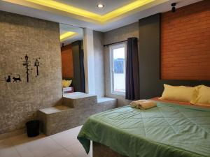 乔木提恩海滩Loft House Resort Pattaya的一间卧室设有床、窗户和楼梯。