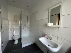 杜塞尔多夫Eva's Hostel - Self Check-In & Room Just For You Alone的白色的浴室设有卫生间和水槽。