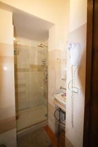 比通托B&B Palazzo Scaraggi Il Solito Posto的带淋浴和盥洗盆的浴室