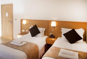 斯旺西苏美尔菲尔德酒店的一间酒店客房 - 带两张床和两个枕头