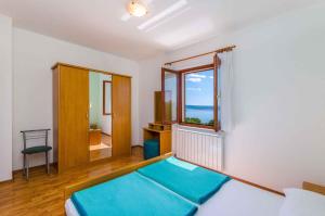 德拉马利One-Bedroom Apartment Crikvenica 6的客房设有床和大窗户。